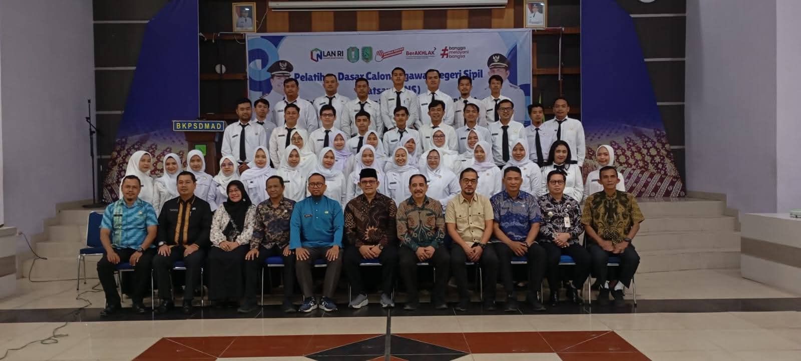 HEROALDI TUTUP LATSAR ANGKATAN XXI KALBAR DI SAMBAS :PERKUAT SALING MENGHAGAI DAN MEMBANTU DALAM MEMBAWA SAMBAS KE ARAH LEBIH BAIK