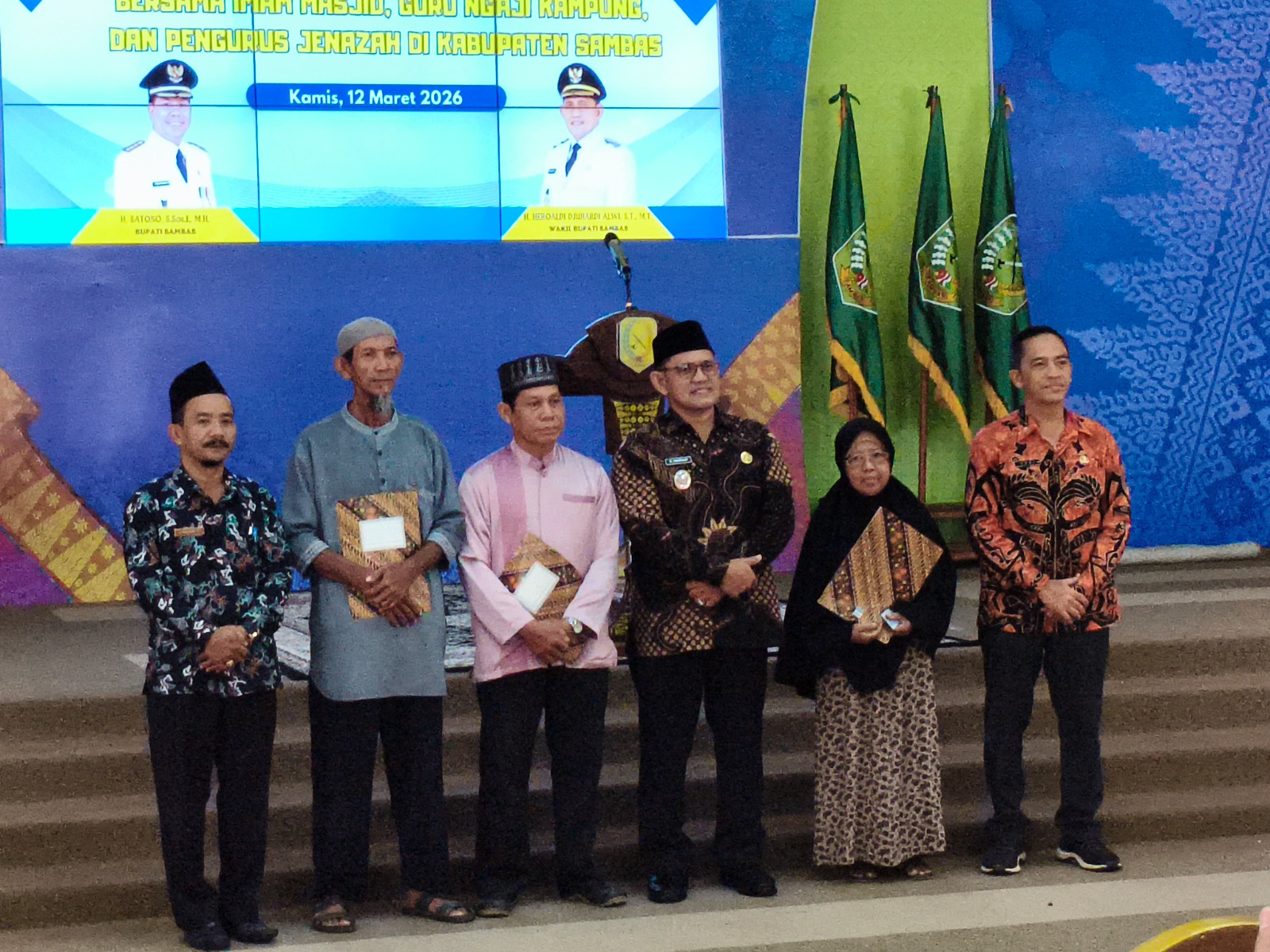 Pemkab Sambas Serahkan Tali Asih untuk Imam Masjid, Guru Ngaji dan Pengurus Jenazah, Wabup: Bentuk Perhatian Pemerintah Atas Jasa Besar Mereka