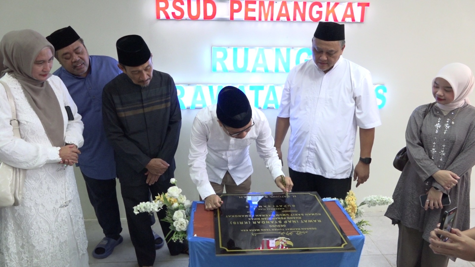 TINGKATKAN LAYANAN KESEHATAN DI BULAN SUCI, BUPATI SATONO RESMIKAN GEDUNG NIFAS RSUD PEMANGKAT